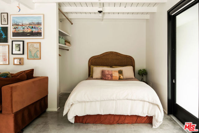 3512 Madera Avenue, Los Angeles CA: https://media.crmls.org/mediaz/9d1d870a-6f6c-4a2f-9cb6-631d37d7fcab.jpg