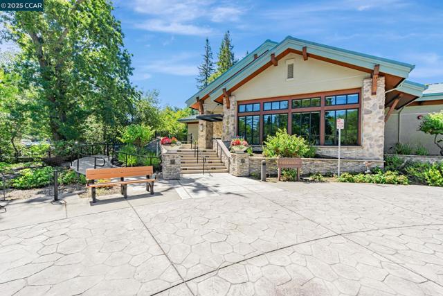 2900 Tice Creek Dr, Walnut Creek CA: https://media.crmls.org/mediaz/9d1def0d-5737-49b6-a743-11590c033b94.jpg