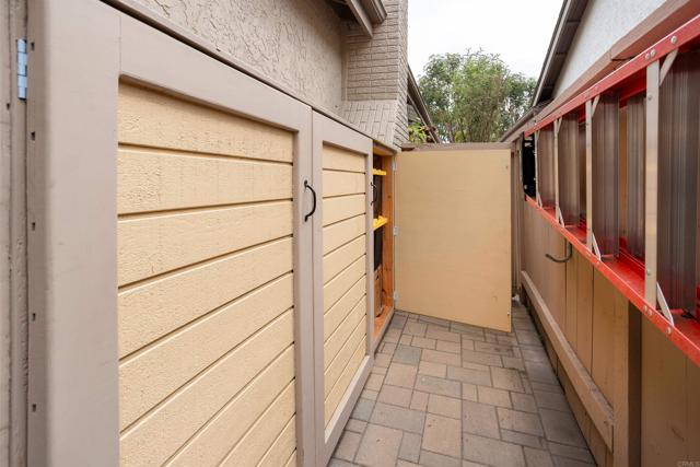 1564 Via Brisa Del Lago, San Marcos CA: https://media.crmls.org/mediaz/9d1ebb52-49c5-4515-92db-fb2d26d96845.jpg