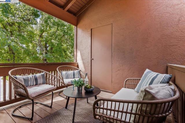 810 Oak Grove Rd, Concord CA: https://media.crmls.org/mediaz/9d1f5f33-6b7d-4189-91d9-a815403d8e1c.jpg