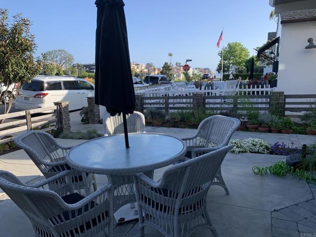 429 Begonia Avenue, Corona del Mar CA: https://media.crmls.org/mediaz/9d1fe622-31ba-485d-8d53-2d142560c895.jpg