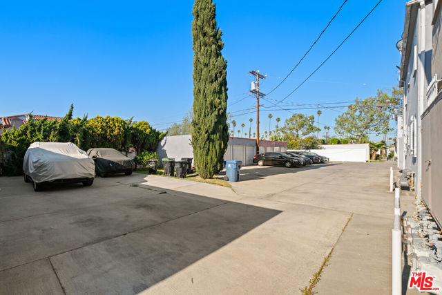 4196 5th Avenue, Los Angeles CA: https://media.crmls.org/mediaz/9d202fa4-a60f-486d-9011-91ac64b418e5.jpg