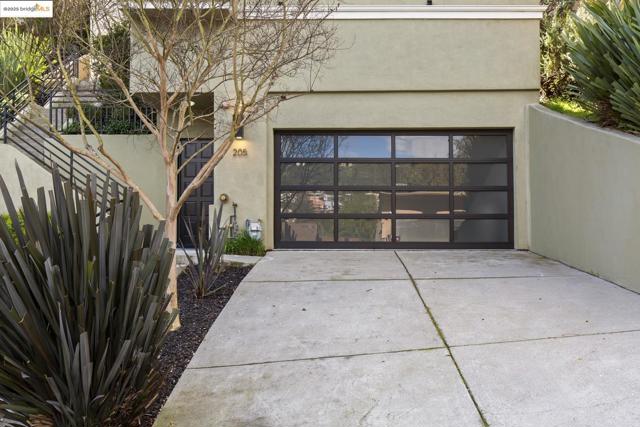 205 Sheridan RD, Oakland CA: https://media.crmls.org/mediaz/9d204ab2-ad59-4e0f-89e5-a5a1956195e6.jpg