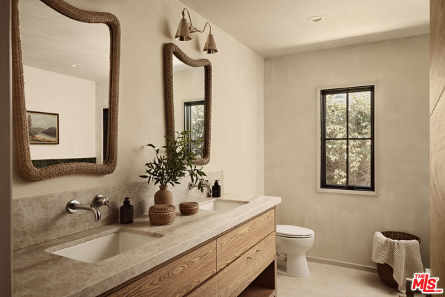 7907 Croydon Avenue, Los Angeles CA: https://media.crmls.org/mediaz/9d215617-52ba-453d-af9a-0767376633d0.jpg