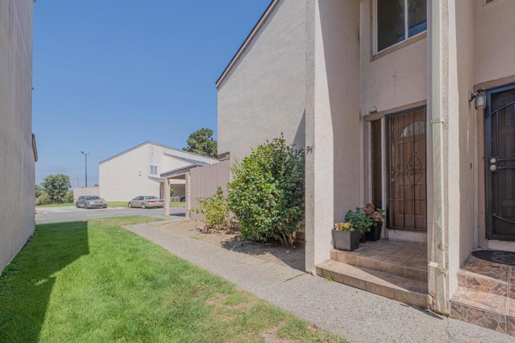 914 Acosta Plaza #94