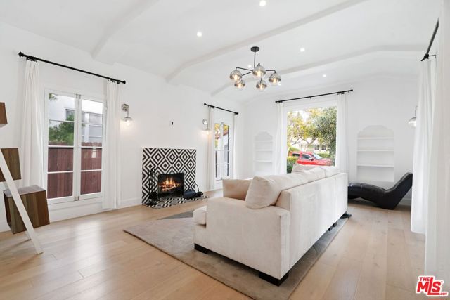 924 Harvard Street photo 3