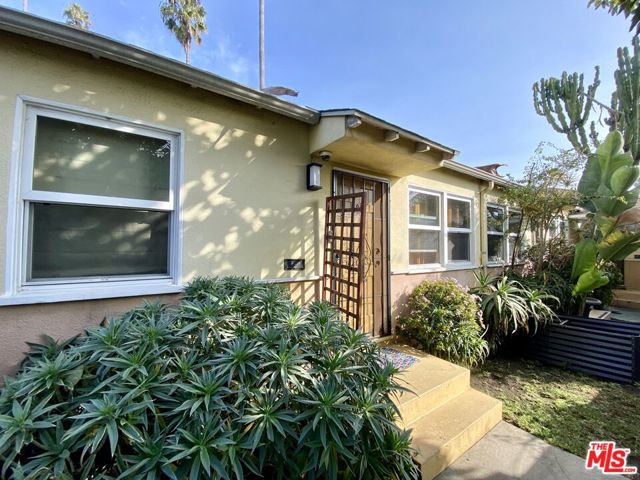 604 Venezia Avenue, Venice CA: https://media.crmls.org/mediaz/9d22bac2-6e8c-4520-a8d8-b332cb72c2de.jpg