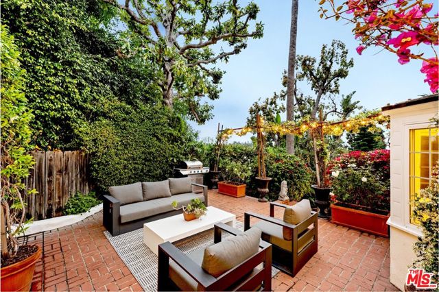 6475 San Marco Circle, Los Angeles CA: https://media.crmls.org/mediaz/9d24308a-0012-4a95-b900-6004838a74bc.jpg