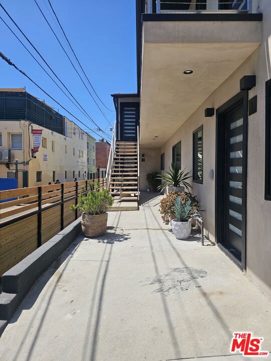 17 Sunset Avenue, Venice CA: https://media.crmls.org/mediaz/9d25a21e-782b-4248-bf51-9e69b26870f1.jpg