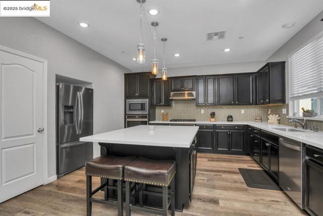 497 Tintori Ct, Brentwood CA: https://media.crmls.org/mediaz/9d26b15f-8229-415c-ba98-d702586b2486.jpg