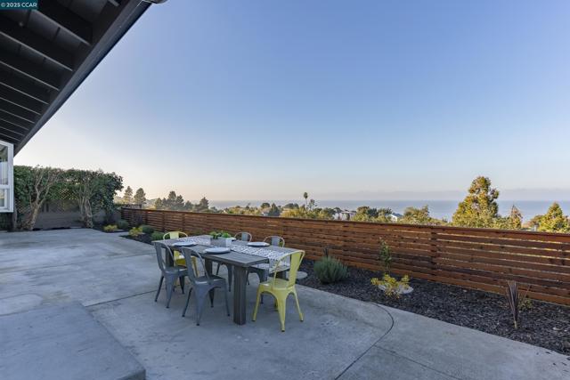 1264 Belfair Dr, Pinole CA: https://media.crmls.org/mediaz/9d26e362-21a3-473e-8aec-ec8d0595868f.jpg