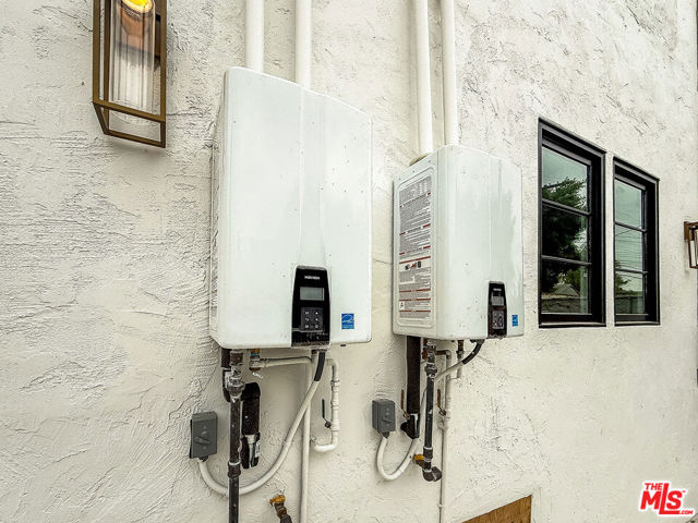 150 N Arnaz Drive, Beverly Hills CA: https://media.crmls.org/mediaz/9d285ead-838f-40cf-9b4a-36e5851d1e8c.jpg