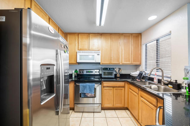 Image 23 of 31 For 78650 Avenue 42  101