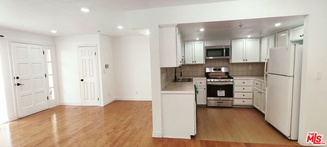 108 W Maple Street, Glendale CA: https://media.crmls.org/mediaz/9d29cbfd-6b16-4812-b49d-913f784523db.jpg