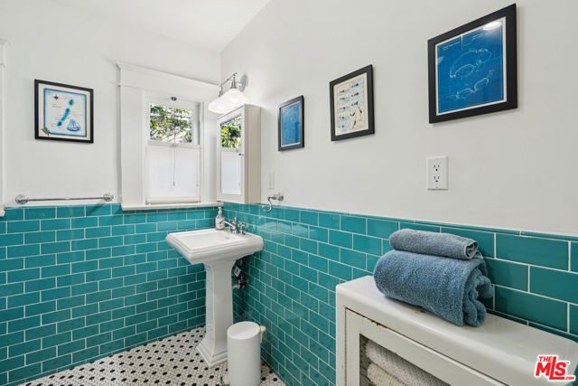 813 Crestmoore Place, Venice CA: https://media.crmls.org/mediaz/9d29f963-5247-41d3-af37-43a18113f2f1.jpg