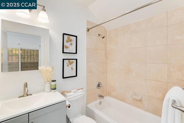 2154 35Th Ave, Oakland CA: https://media.crmls.org/mediaz/9d2c3024-2233-4c92-9339-00654cdff61b.jpg