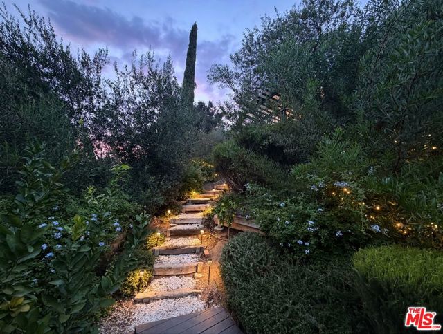 2300 Benedict Canyon Drive photo 26