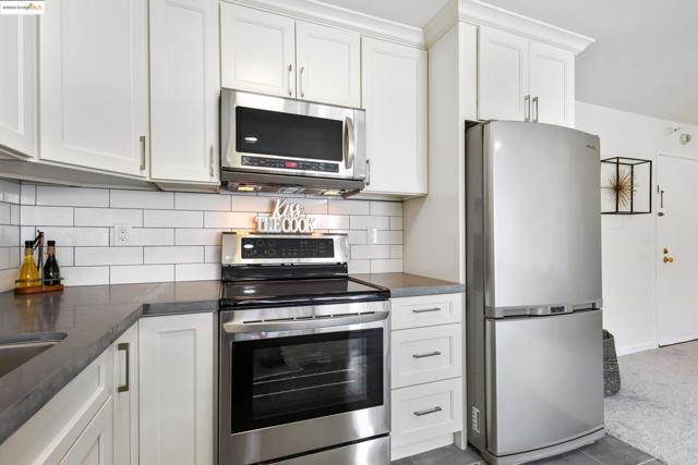 5 Admiral Dr, Emeryville CA: https://media.crmls.org/mediaz/9d2cad44-4fa8-41a3-aa5a-1bb3761c5827.jpg