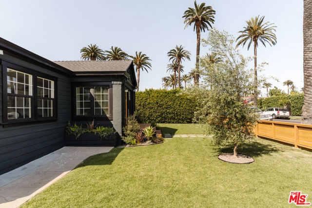 2709 S Harcourt Avenue, Los Angeles CA: https://media.crmls.org/mediaz/9d2cc1ec-384f-42fd-9851-50b7b8f1c5c4.jpg