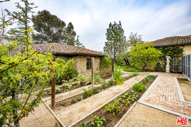 427 La Marina Drive, Camarillo CA: https://media.crmls.org/mediaz/9d2d8baf-659d-4647-ae6d-6c84febfb008.jpg