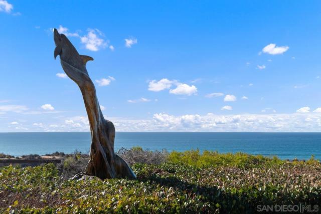 Gorgeous garden art from an old tree
