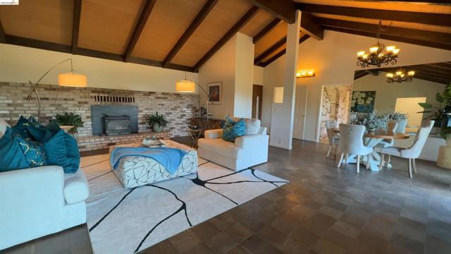 5051 Harrison Grade Rd, Sebastopol CA: https://media.crmls.org/mediaz/9d2e00d2-b67d-4ecf-9d10-f19cf7d4f486.jpg