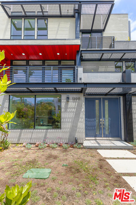 1200 N Orange, West Hollywood CA: https://media.crmls.org/mediaz/9d2e89ae-f1d1-48c6-878f-107fff0833b3.jpg