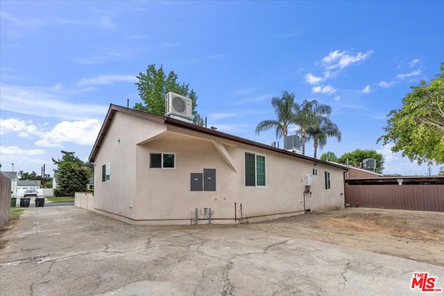 6915 Encino Avenue, Van Nuys CA: https://media.crmls.org/mediaz/9d2ec6ec-bded-4844-9193-ab33a5218b10.jpg