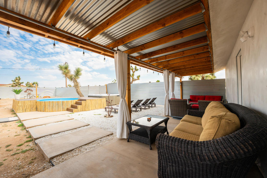 https://media.crmls.org/mediaz/9d2eea17-d576-4300-b879-07503847a727.jpg?preset=X-Large