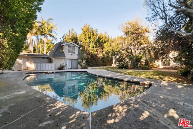 705 N Camden Drive, Beverly Hills CA: https://media.crmls.org/mediaz/9d2fcc23-b01d-4220-9974-6bb3d059e2a7.jpg