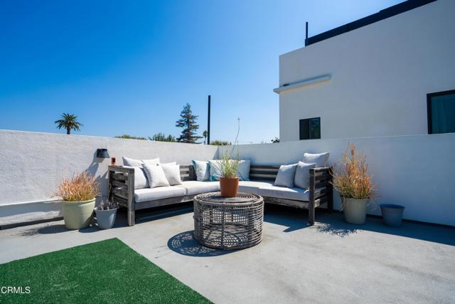 Detail Gallery Image 9 of 11 For 2911 1/2 N Coolidge Ave, Los Angeles,  CA 90039 - 2 Beds | 2 Baths