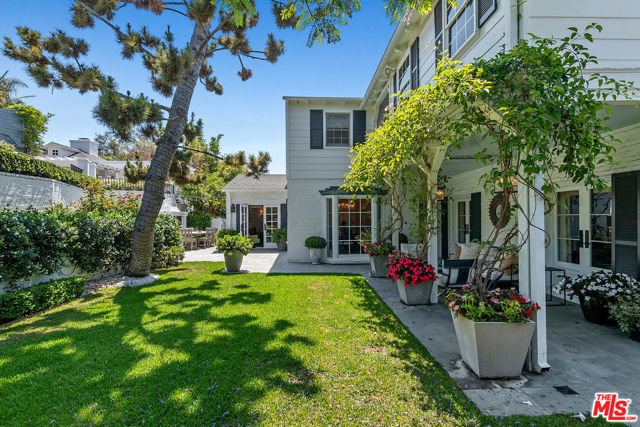 10428 Wyton Drive, Los Angeles CA: https://media.crmls.org/mediaz/9d301fb5-2d3d-4392-97e3-9c7158bd3027.jpg