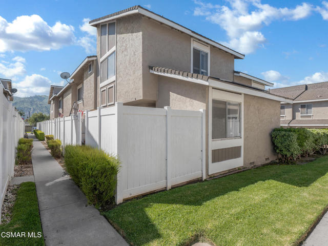91 Cabrillo Court, Santa Paula CA: https://media.crmls.org/mediaz/9d30fa9c-e95d-4440-9457-379dc29f0199.jpg