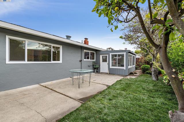 413 Grand St, Alameda CA: https://media.crmls.org/mediaz/9d31502d-7ee2-46f9-a2ac-8b864e5bd5aa.jpg