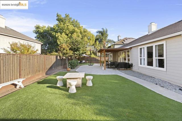 1030 Orchid Dr, Brentwood CA: https://media.crmls.org/mediaz/9d3190ef-1cab-4f36-80c4-1e1683fe3cf3.jpg