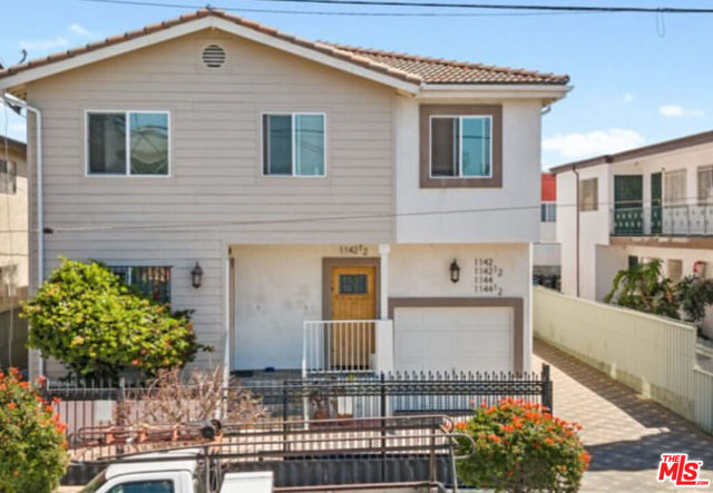 1142 S Mariposa Avenue, Los Angeles CA: https://media.crmls.org/mediaz/9d319bde-d1df-4fb6-b356-3496c663a3cd.jpg