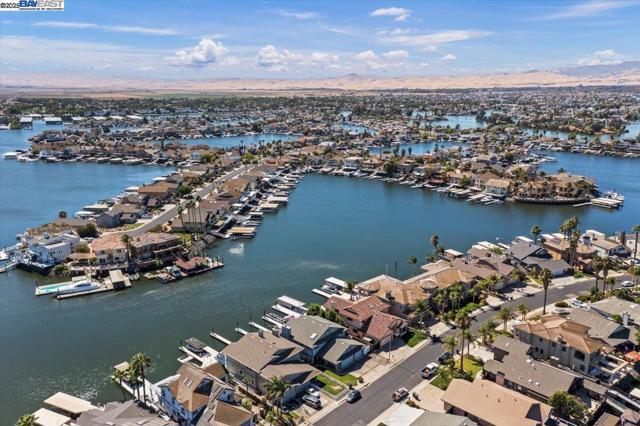 5690 Beaver Lane, Discovery Bay CA: https://media.crmls.org/mediaz/9d32253a-00b3-4a20-a3a5-06f339f7f421.jpg