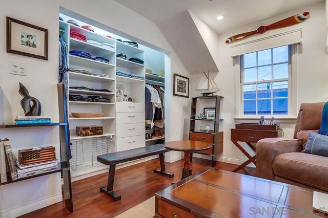 75 Corinthian Walk, Long Beach CA: https://media.crmls.org/mediaz/9d34b4fd-f999-45e8-bebd-29b77e1b1754.jpg