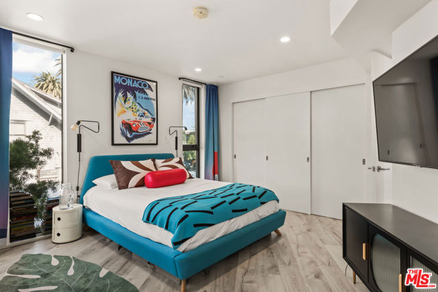 407 Rialto Avenue, Venice CA: https://media.crmls.org/mediaz/9d3521de-3aca-4456-b236-bdbd6effc16c.jpg