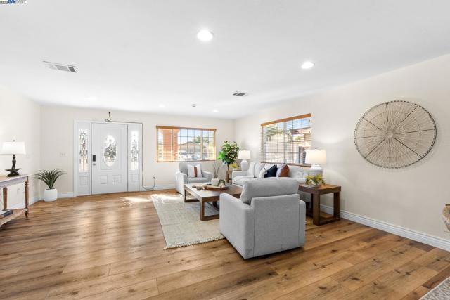 6176 Thomas Ave, Newark CA: https://media.crmls.org/mediaz/9d353eec-3acc-4fda-9ccc-3f207befcb2a.jpg