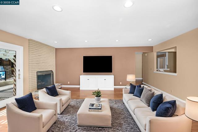 87 Molokai Ct, San Ramon CA: https://media.crmls.org/mediaz/9d3542a7-3bc2-455c-9868-ca3ebf3a1793.jpg