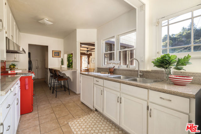 2136 Benedict Canyon Drive, Beverly Hills CA: https://media.crmls.org/mediaz/9d359144-9792-4139-a499-9ffd9293a9db.jpg