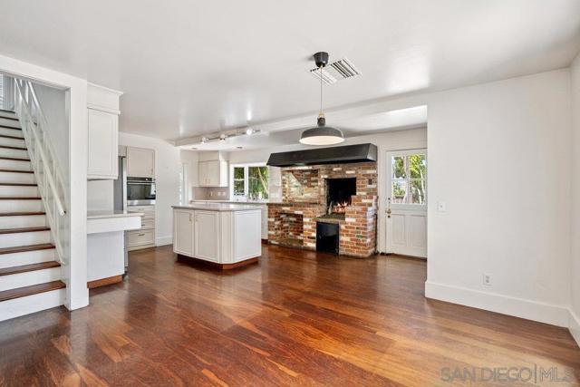 1312 3Rd St, Coronado CA: https://media.crmls.org/mediaz/9d359f71-cfc6-4fb0-900e-0427c8d7c546.jpg