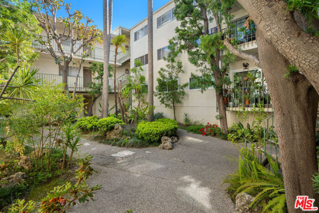 10240 Camarillo Street, Toluca Lake CA: https://media.crmls.org/mediaz/9d364905-3153-4e9d-b715-159eb0e8e985.jpg