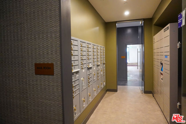 520 N Central Avenue, Glendale CA: https://media.crmls.org/mediaz/9d369dc4-c720-491c-8a70-29ef380793b9.jpg