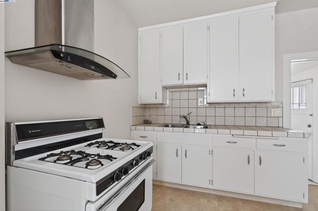 1011 E 11Th St, Oakland CA: https://media.crmls.org/mediaz/9d39a970-e459-4dfc-a0ee-2911078b7df8.jpg