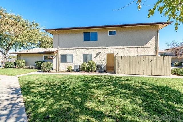 9855 Mission Greens Ct, Santee CA: https://media.crmls.org/mediaz/9d3a03b2-5e50-4793-aaeb-a92a28a1ff3c.jpg