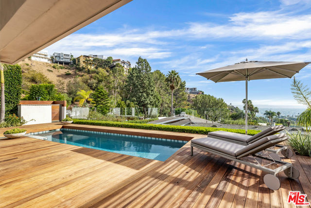 8814 Pinto Place, Los Angeles CA: https://media.crmls.org/mediaz/9d3a6973-a3ed-44a2-a418-282e76d311cd.jpg