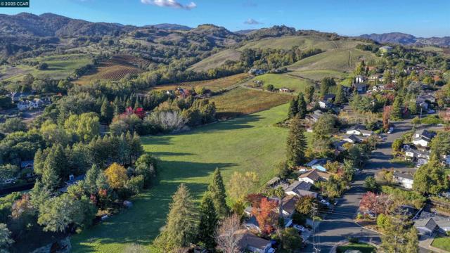 1070 Borrette Court, Napa CA: https://media.crmls.org/mediaz/9d3ac796-0942-4588-9310-85aaa441cb2c.jpg