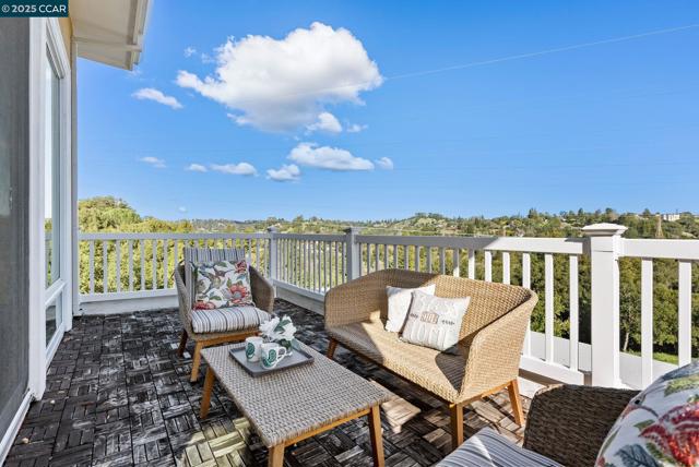 102 Barbara Rd, Orinda CA: https://media.crmls.org/mediaz/9d3c262f-b7ef-418e-92ec-2ecc23ab67d5.jpg